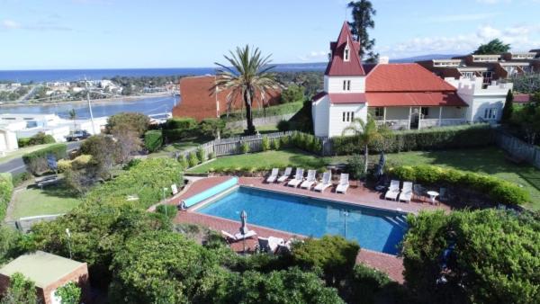 Pacific Heights Holiday Apartments & Munn S Tower House