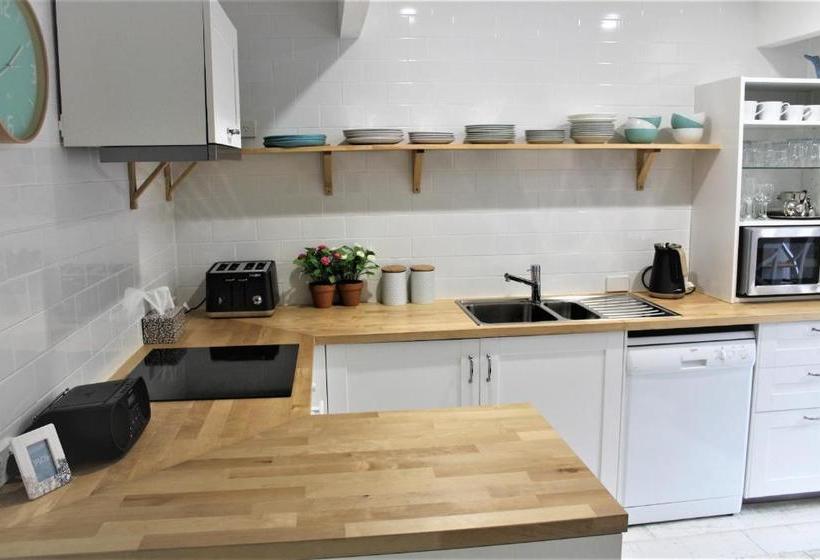 Pacific Heights Holiday Apartments & Munn S Tower House