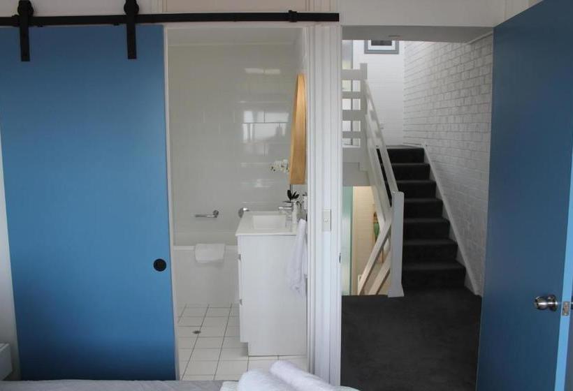 Pacific Heights Holiday Apartments & Munn S Tower House