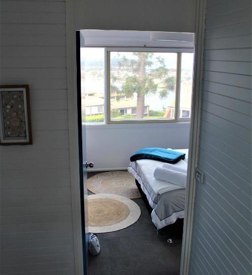 Pacific Heights Holiday Apartments & Munn S Tower House