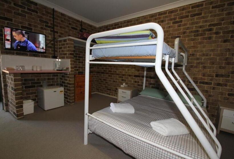 Acacia Snowy Motel