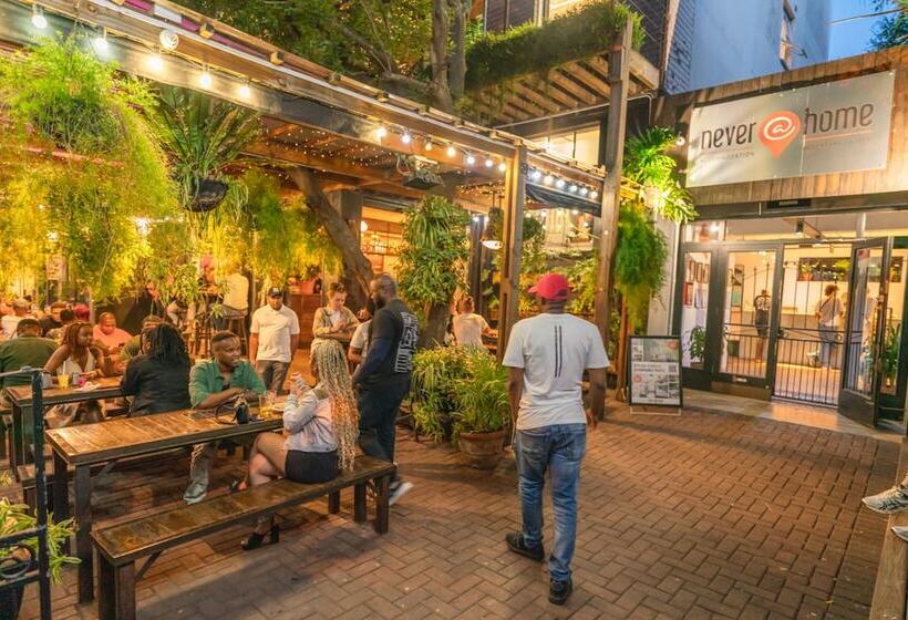 Общежитие Never At Home Kloof Street