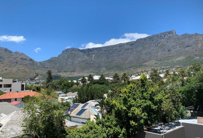 Общежитие Never At Home Kloof Street