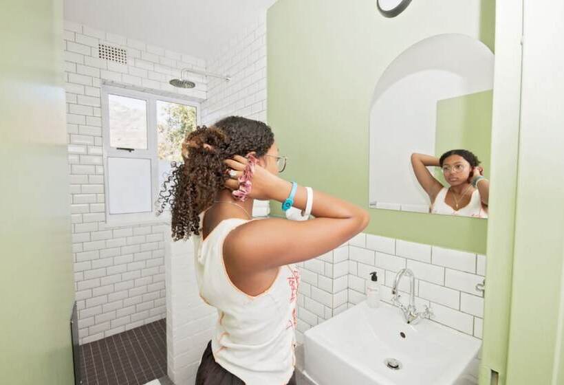 Общежитие Never At Home Kloof Street