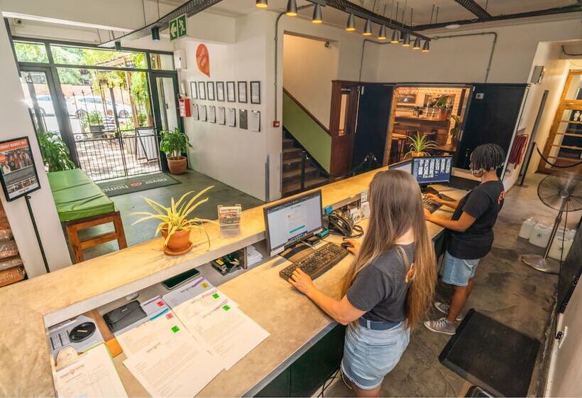 Общежитие Never At Home Kloof Street