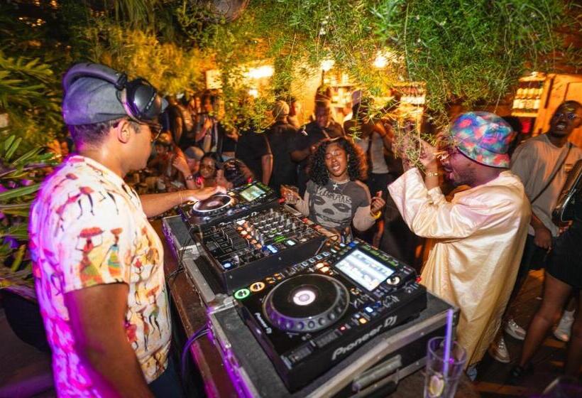 Общежитие Never At Home Kloof Street