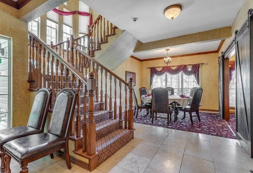 مبيت وإفطار The Whispering Pines Inn