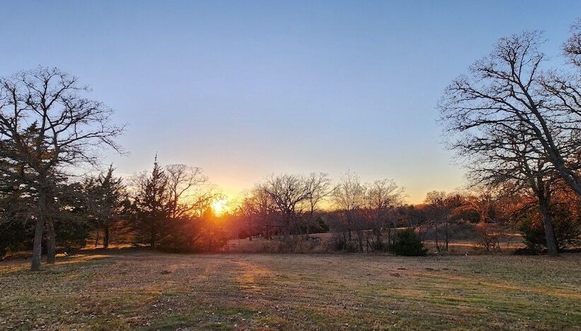 مبيت وإفطار The Whispering Pines Inn