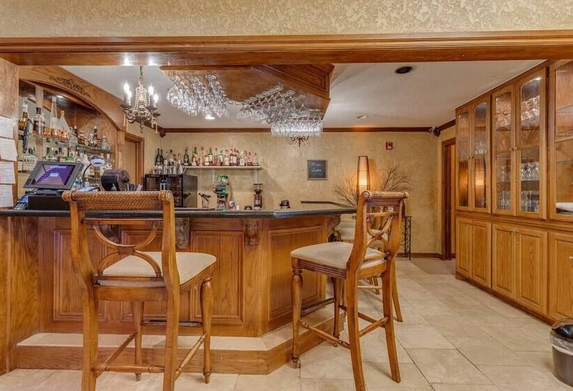 مبيت وإفطار The Whispering Pines Inn