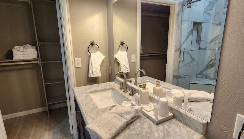 مبيت وإفطار The Whispering Pines Inn