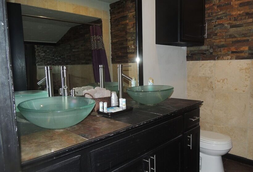 مبيت وإفطار The Whispering Pines Inn