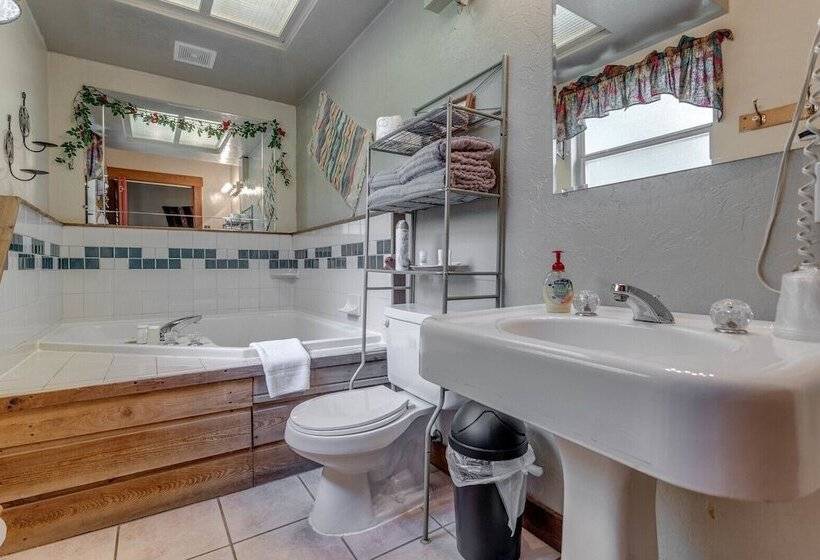 مبيت وإفطار The Whispering Pines Inn