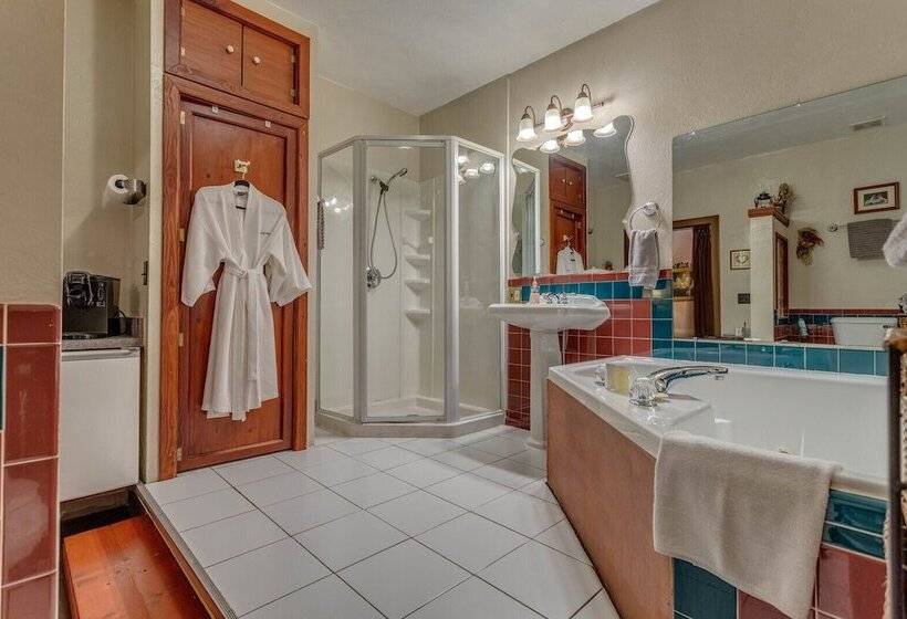 مبيت وإفطار The Whispering Pines Inn