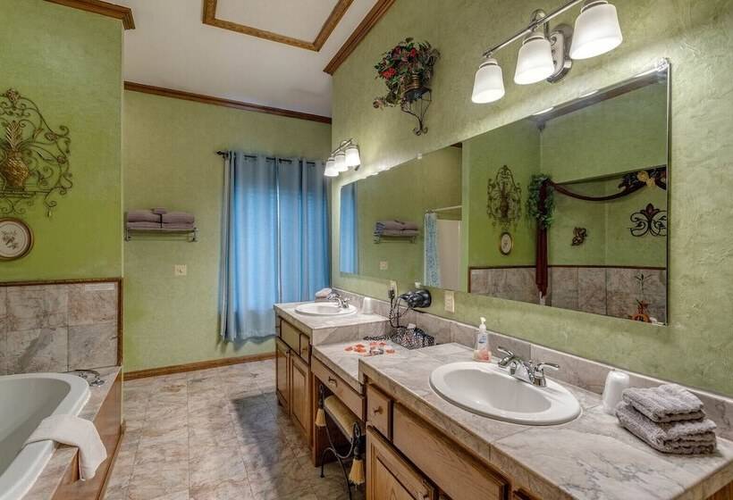 مبيت وإفطار The Whispering Pines Inn