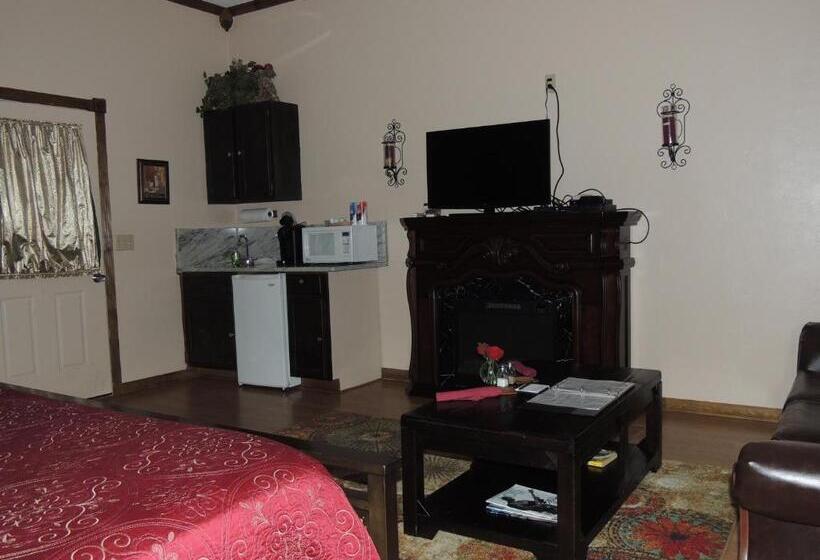 مبيت وإفطار The Whispering Pines Inn