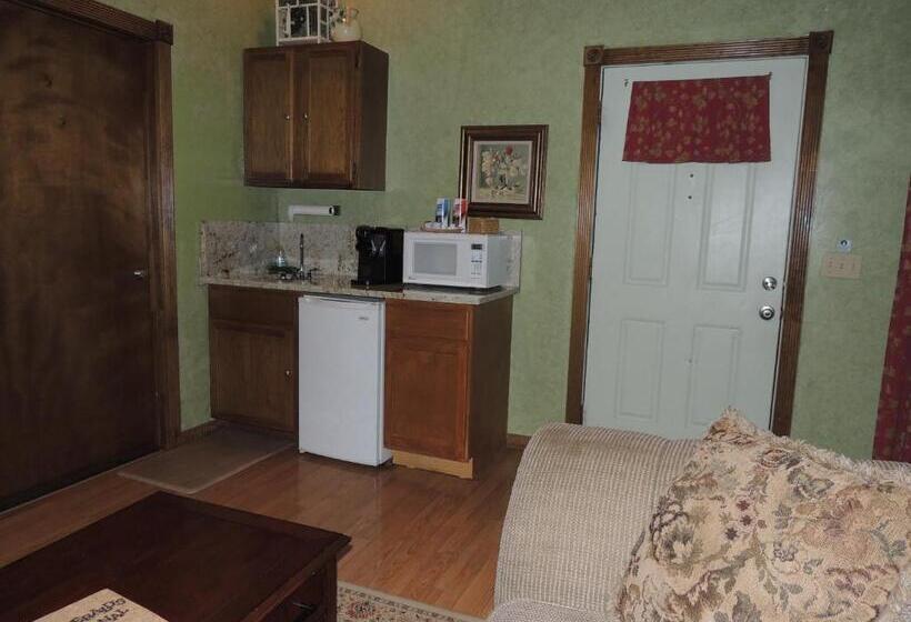 مبيت وإفطار The Whispering Pines Inn