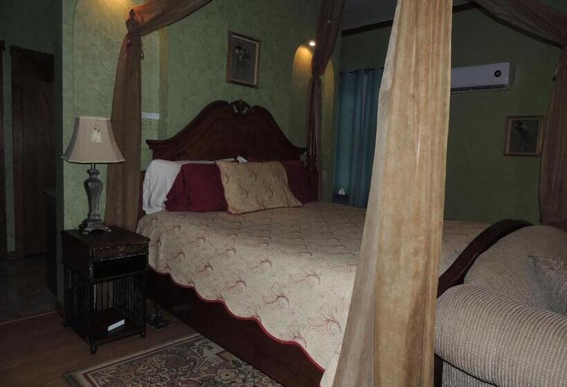 مبيت وإفطار The Whispering Pines Inn