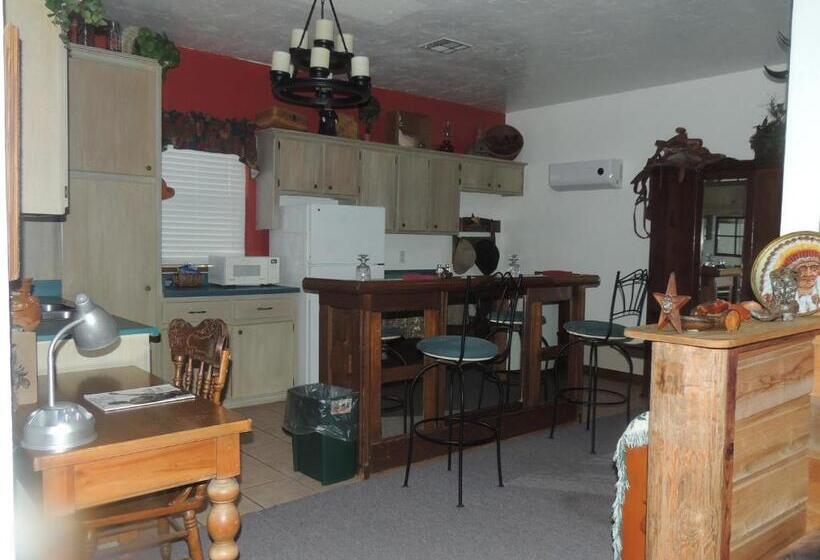 مبيت وإفطار The Whispering Pines Inn