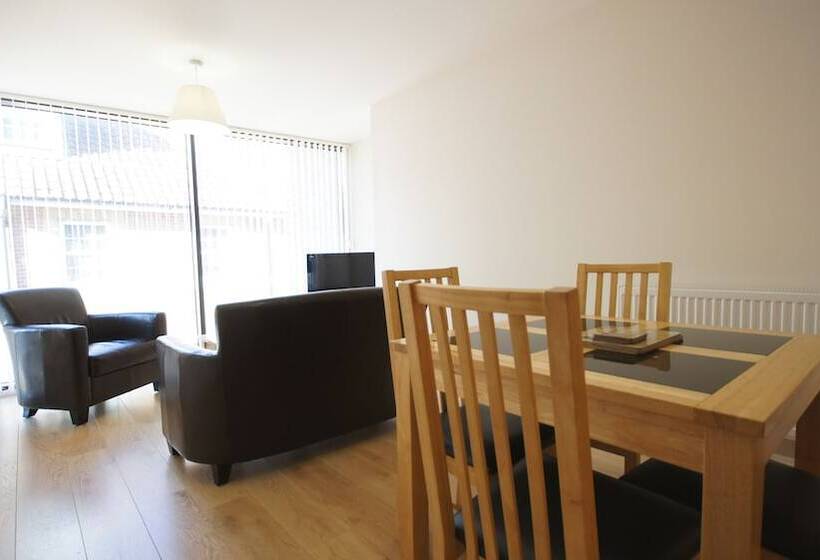 Crompton House Apartments