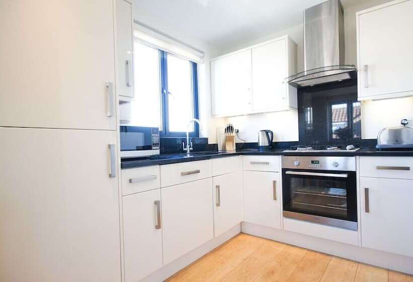 Crompton House Apartments