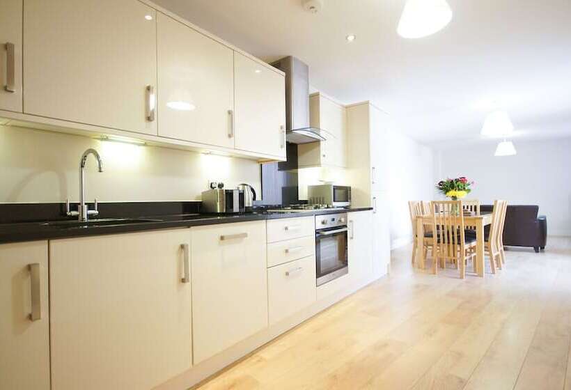 Crompton House Apartments