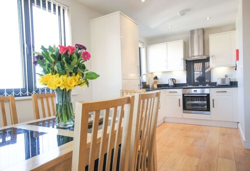 Crompton House Apartments