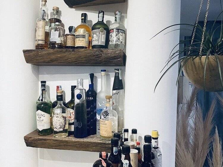 בית מלון כפרי Black Market