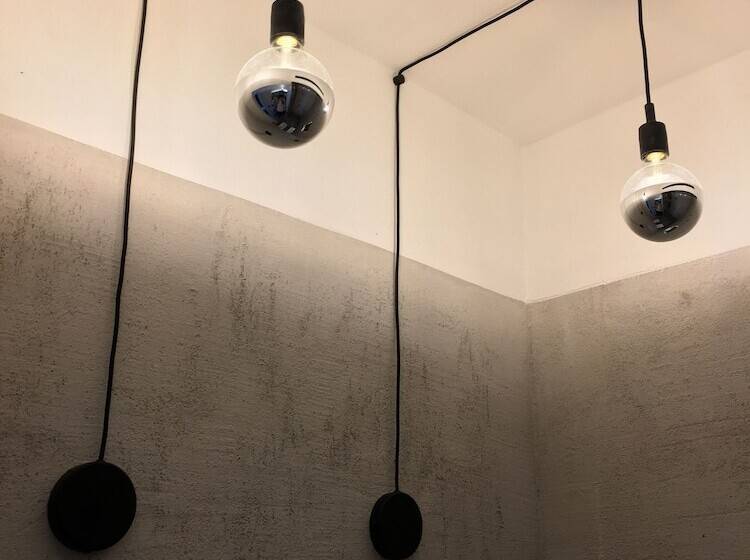 בית מלון כפרי Black Market