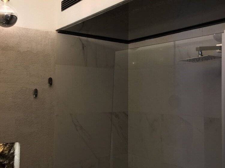 בית מלון כפרי Black Market