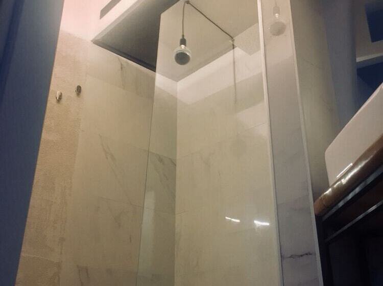 בית מלון כפרי Black Market