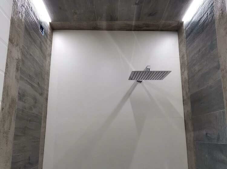 בית מלון כפרי Black Market