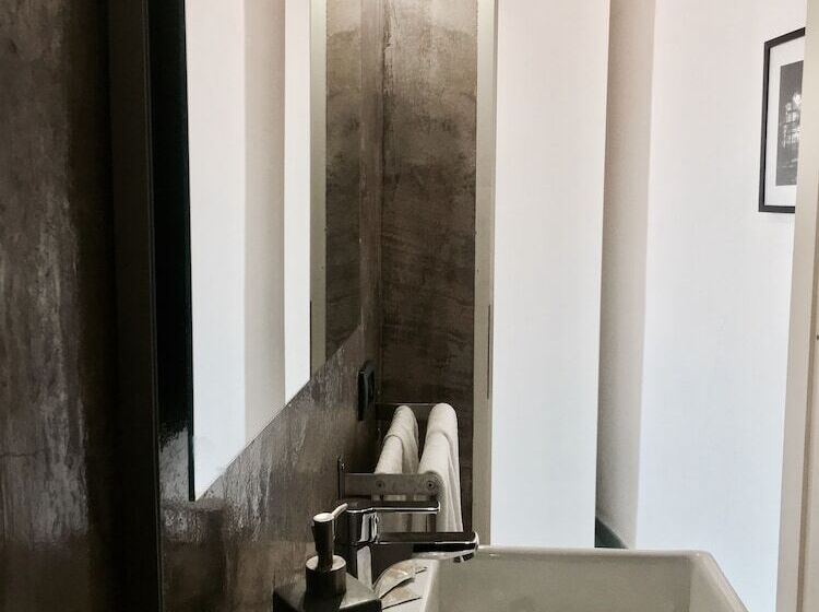 בית מלון כפרי Black Market