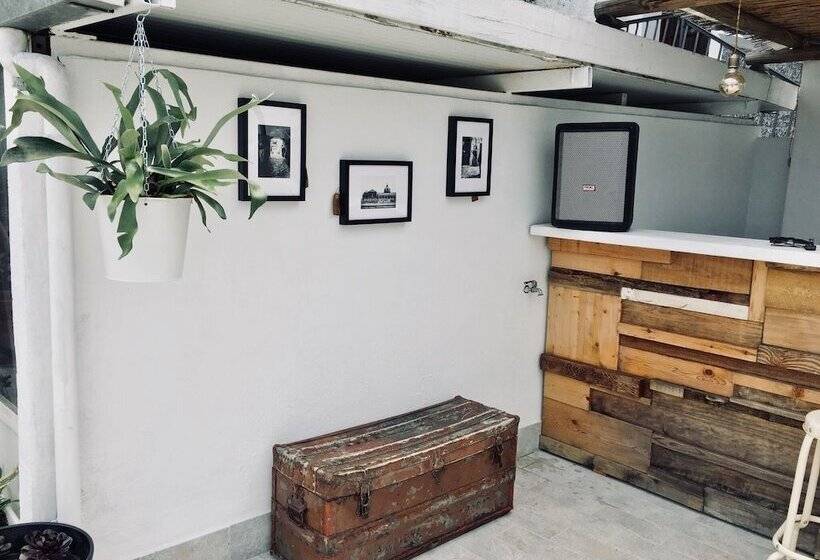 בית מלון כפרי Black Market