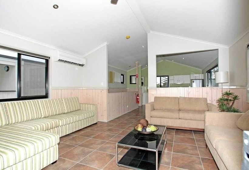 فندق Burleigh Beach Tourist Park