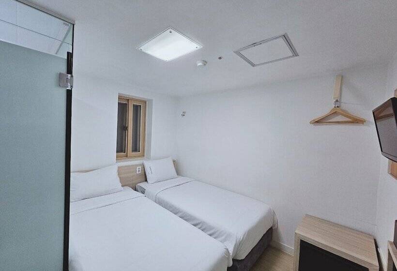 Ekonomy Hotel Myeongdong Premier