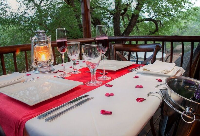 בית מלון כפרי Mvuradona Safari Lodge