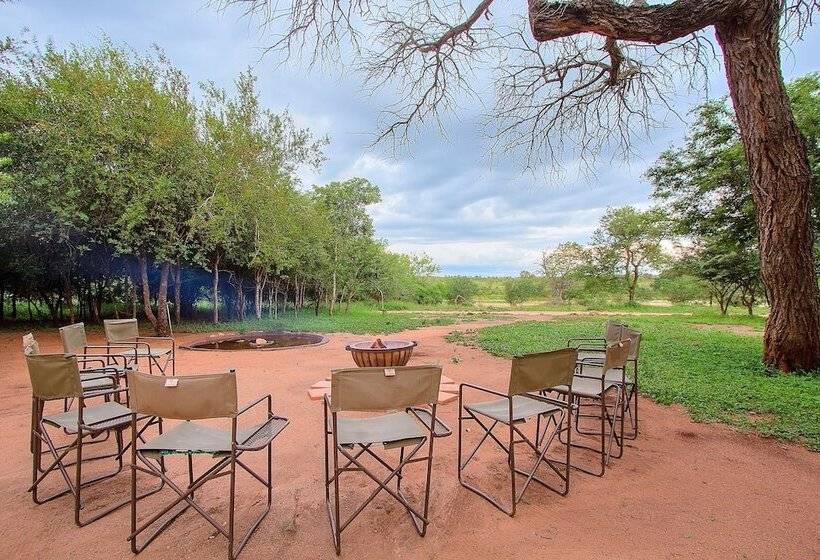 בית מלון כפרי Mvuradona Safari Lodge