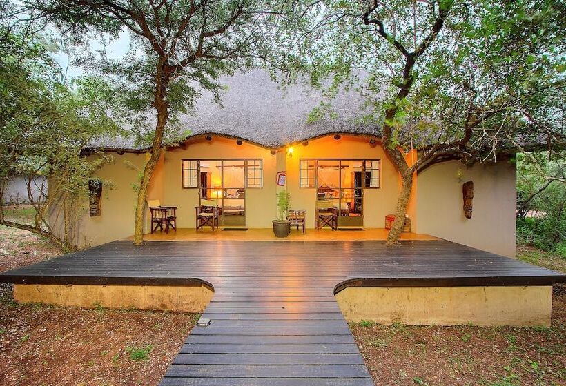 בית מלון כפרי Mvuradona Safari Lodge