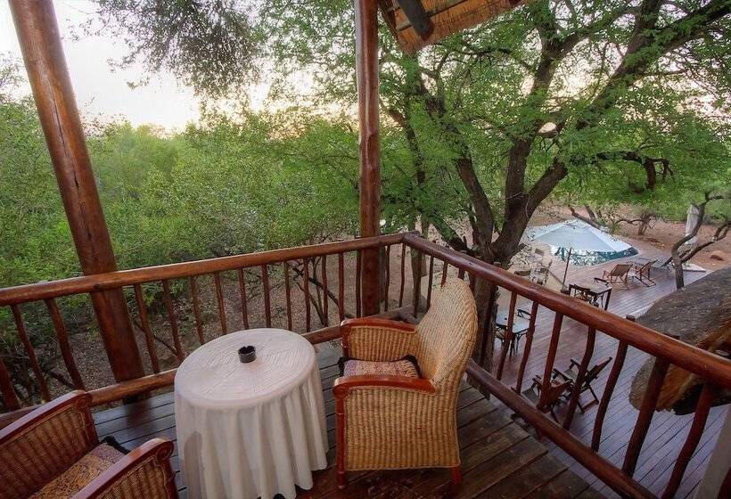 בית מלון כפרי Mvuradona Safari Lodge