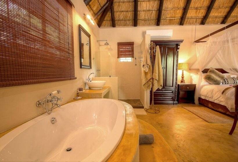 בית מלון כפרי Mvuradona Safari Lodge