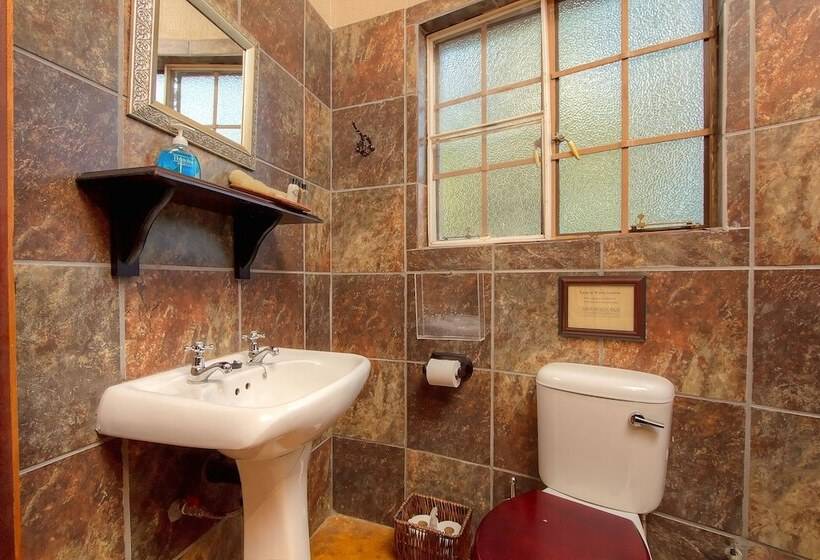 בית מלון כפרי Mvuradona Safari Lodge