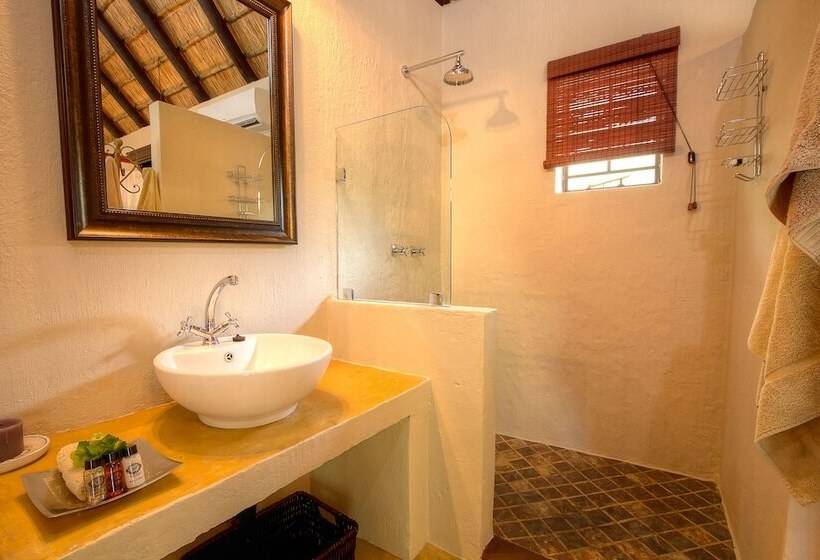 בית מלון כפרי Mvuradona Safari Lodge