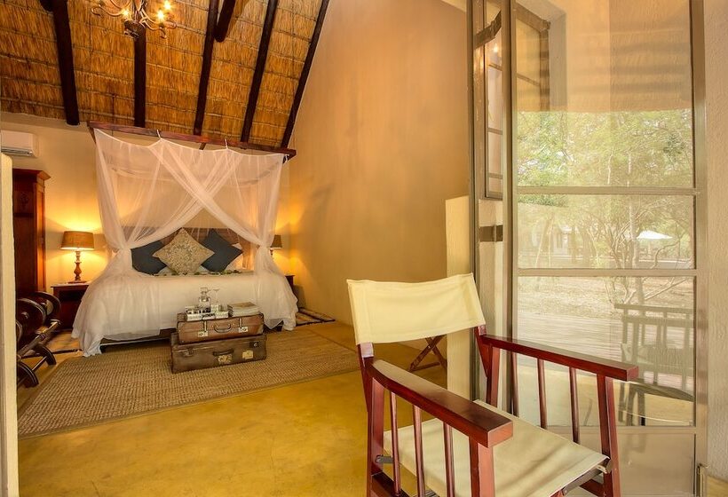 בית מלון כפרי Mvuradona Safari Lodge