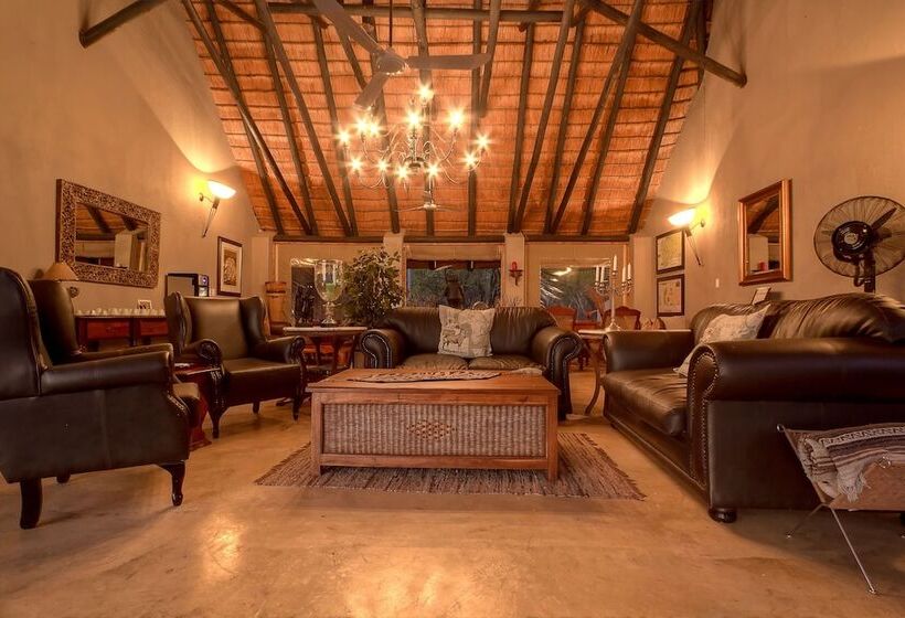 בית מלון כפרי Mvuradona Safari Lodge