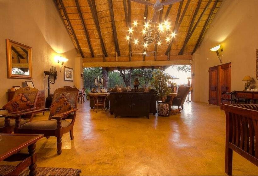 בית מלון כפרי Mvuradona Safari Lodge
