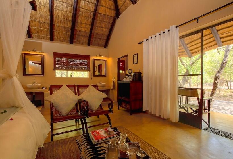 בית מלון כפרי Mvuradona Safari Lodge