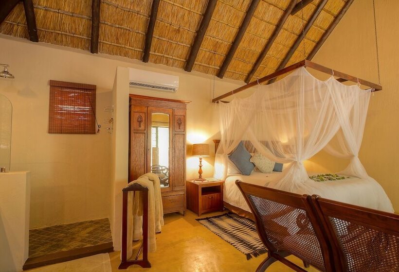 בית מלון כפרי Mvuradona Safari Lodge