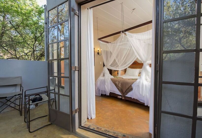 בית מלון כפרי Mvuradona Safari Lodge