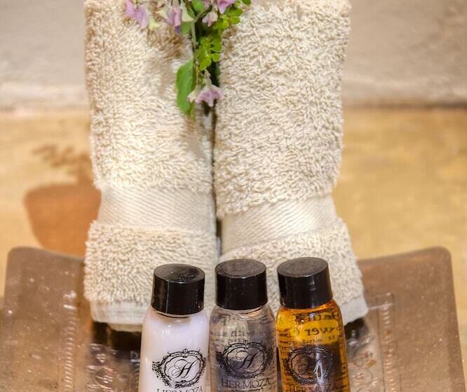 בית מלון כפרי Mvuradona Safari Lodge