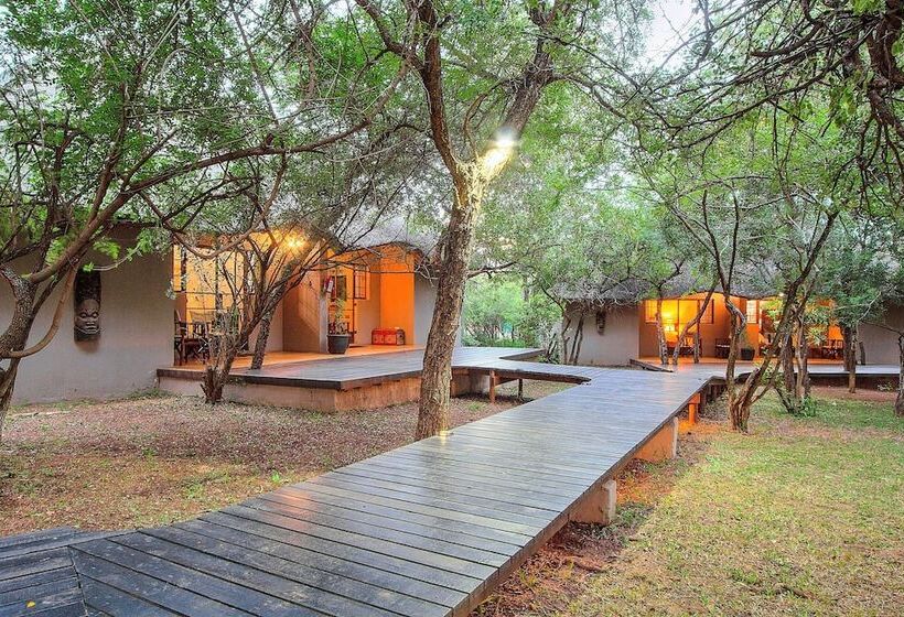 בית מלון כפרי Mvuradona Safari Lodge